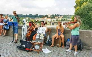 捷克街头 吃瓜观看,全民“吃瓜”观景记