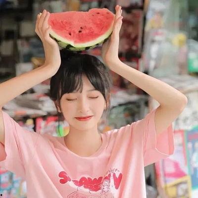 吃瓜女生挂铁网