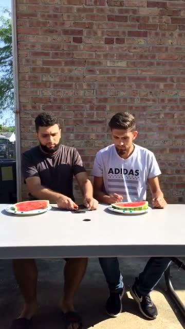 小伙吃瓜被盘问,小伙吃瓜遭遇盘问，揭秘背后真相