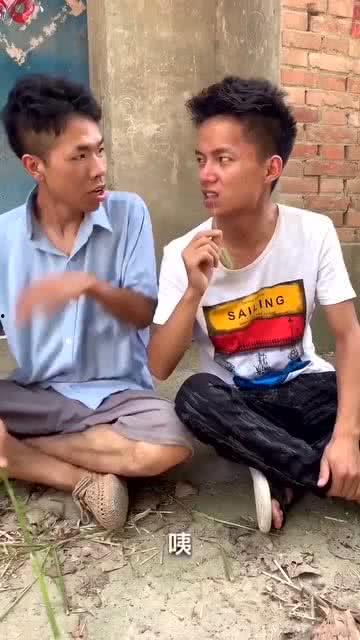 小伙吃瓜被盘问,小伙吃瓜遭遇盘问，揭秘背后真相