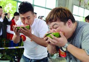 小伙吃瓜被盘问,小伙吃瓜遭遇盘问，揭秘背后真相