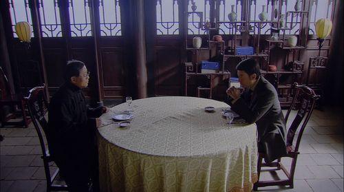 帅哥和大叔吃瓜,趣味横生现场直击