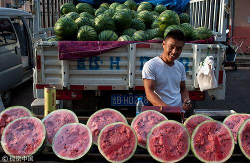 大街上吃瓜群众