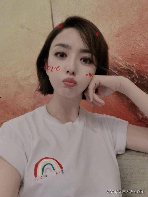 短发女孩吃瓜自拍,夏日风情尽收眼底