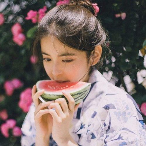 少女吃瓜头像,揭秘校园八卦风云