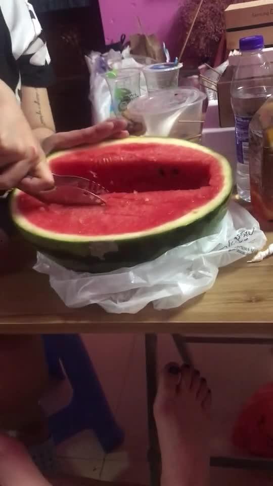 宿舍拍大片吃瓜,一起拍大片，共享欢乐时光