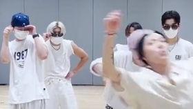 道旁吃瓜群众,见证历史瞬间