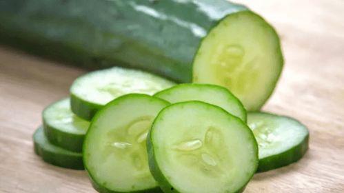 吴阿姨吃瓜,瓜香四溢，清凉一夏