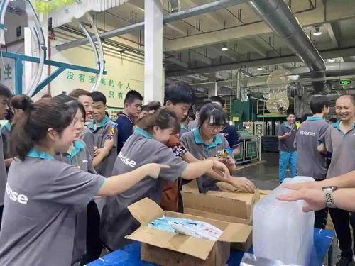 工人车间吃瓜,工人夏日消暑新风尚