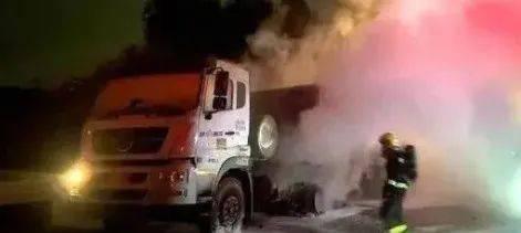 吃瓜油罐车燃烧,吃瓜群众见证的惊心动魄瞬间