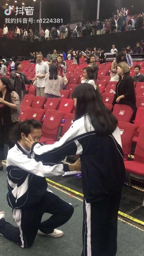 女友吃瓜男友求婚视频,女友吃瓜意外见证男友浪漫求婚