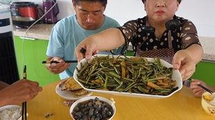 农村媳妇吃瓜视频,揭秘乡村生活趣味瞬间