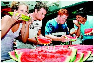 老外吃瓜中餐,一场别开生面的“吃瓜”盛宴