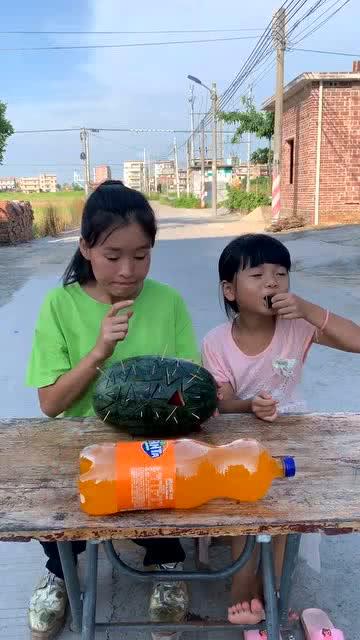 帮女孩吃瓜游戏,帮女孩吃瓜，解锁甜蜜互动新玩法